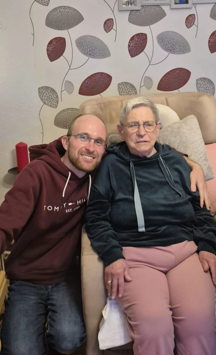 Die Schmeterlingspflege - Ambulanter Pflegedienst - Krankenpfleger mit einer alten Dame